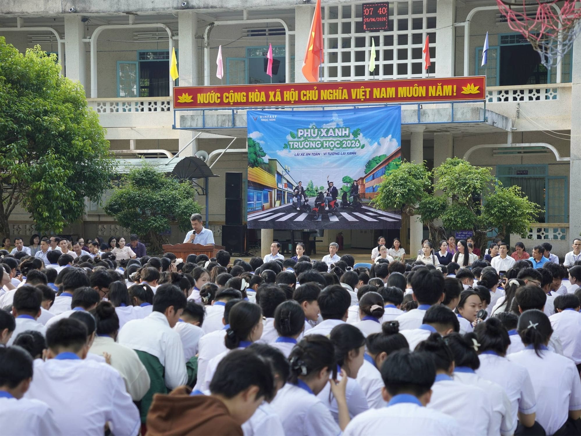 PHỦ XANH TRƯỜNG HỌC 2026: Trường THPT Tánh Linh đồng hành cùng VinFast