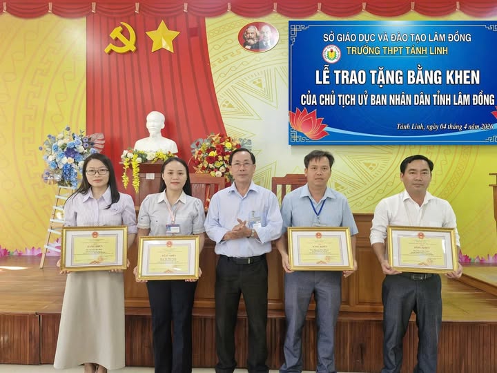 Lễ trao tặng bằng khen của chủ tịch UBND Tỉnh Lâm Đồng tại trường THPT Tánh Linh