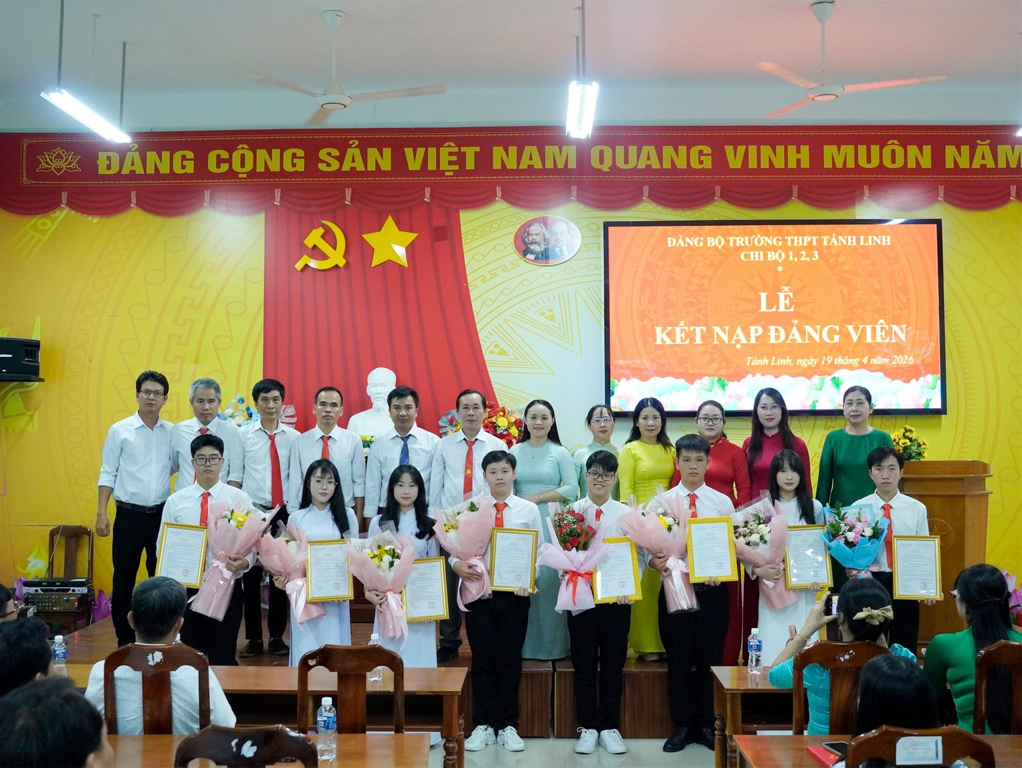 ĐẢNG BỘ TRƯỜNG THPT TÁNH LINH TỔ CHỨC LỄ KẾT NẠP ĐẢNG VIÊN CHO 08 HỌC SINH 🌟